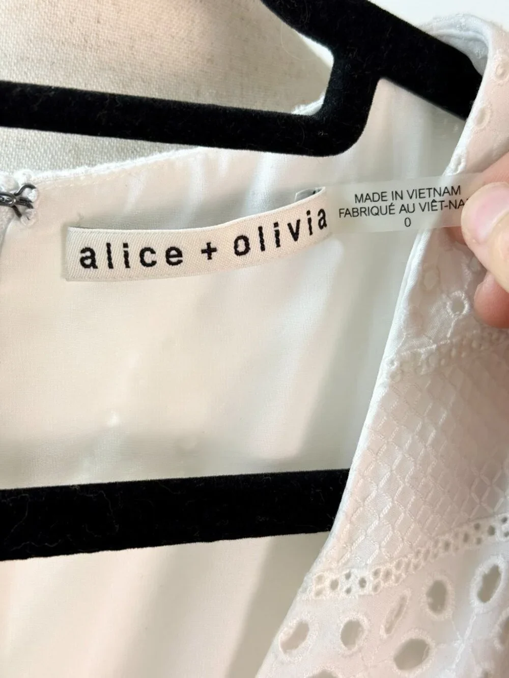 Alice + Olivia White Eyelet Lace Romper Size 0 Puff Sleeve V-Neck Side Pockets